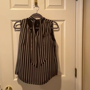 Flow top with tie around the collar